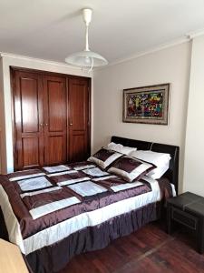 ein Schlafzimmer mit einem großen Bett in einem Zimmer in der Unterkunft Apartamento Mar e Sol in Gafanha da Nazaré