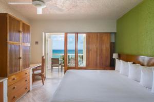 a bedroom with a bed and a view of the ocean at Club Regina Cancun in Cancún