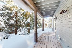 um alpendre de uma casa na neve em Green Pine em Sun Valley