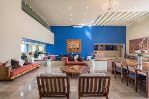 un grand salon avec un mur bleu dans l'établissement Club Regina Cancun, à Cancún
