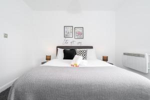 ein Schlafzimmer mit einem großen Bett und einem Heizkörper in der Unterkunft Vibrant 1 Bedroom Cosy Apartment - City Centre in Birmingham
