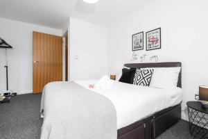 ein Schlafzimmer mit einem großen Bett mit weißer Bettwäsche in der Unterkunft Vibrant 1 Bedroom Cosy Apartment - City Centre in Birmingham