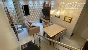 een woonkamer met een tafel en een eetkamer bij Cobertura R2 Maceió in Maceió