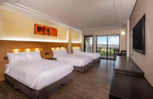 TV a/nebo společenská místnost v ubytování The Bayview Hotel Guam