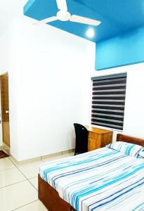 um quarto com uma cama com um tecto azul em THEKKUMPURAM RESIDENCY em Kondotti