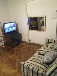 sala de estar con cama y TV de pantalla plana en Congreso - Buenos Aires en Buenos Aires