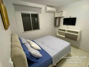 een ziekenhuiskamer met een bed en een televisie bij Cobertura R2 Maceió in Maceió +11 foto's