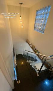 een kamer met een glazen tafel en een raam bij Cobertura R2 Maceió in Maceió