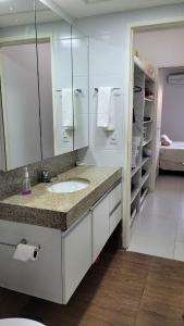 y baño con lavabo y espejo. en FLAT HOTEL CANARIUS GRAVATA, en Gravatá