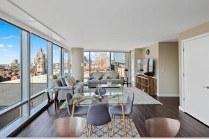 uma sala de estar com vista para a cidade em Sparkling 2BR / 2BA in Back Bay em Boston