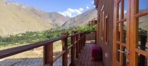 balcone di una casa con vista sulle montagne di Cabaña Hojitas de Laurel con Vista Panorámica a Pisco Elqui