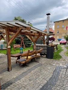 drewniany stół piknikowy i ławki w parku w obiekcie Wrzosówka w Jeleniej Górze