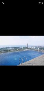 uitzicht op een zwembad met twee kranen bij Northland ancol seaview in Jakarta