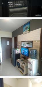 twee foto's van een kamer met een tv en een bureau bij Northland ancol seaview in Jakarta