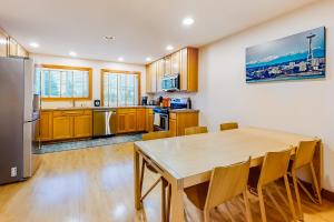 eine Küche mit einem Tisch und Stühlen sowie einem Kühlschrank in der Unterkunft Westside Zen in Seattle