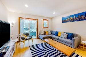 un soggiorno con divano e TV di Westside Zen a Seattle