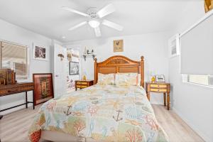 - une chambre avec un lit et un ventilateur de plafond dans l'établissement Sunset Escape, à Marco Island