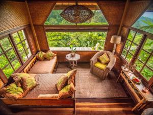 einen Blick über ein Wohnzimmer in einem Baumhaus in der Unterkunft Sarinbuana Eco Lodge in Blimbing