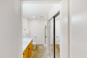 サンバレーにあるSun Valley Sanctuaryの洗面台とトイレを備えた白いバスルーム +10枚の写真