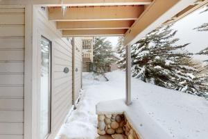 サンバレーにあるSun Valley Sanctuaryの雪の家の玄関
