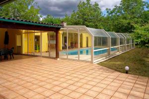 una grande casa in vetro con piscina di Zen Vouga a Ribeiradio