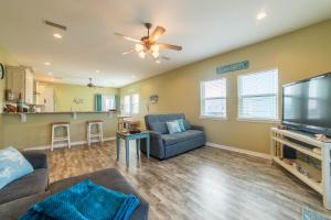 TV a/nebo společenská místnost v ubytování Beach Happy