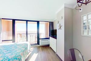 - une chambre avec un lit et une vue sur l'océan dans l'établissement Caravelle Resort #622, à Myrtle Beach