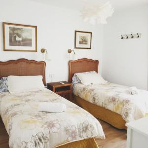 1 dormitorio con 2 camas y 1 mesa con 2 camas en Bonito apartamento en el casco antiguo, en Jaén