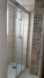 y baño con ducha y puerta de cristal. en Bonito apartamento en el casco antiguo, en Jaén