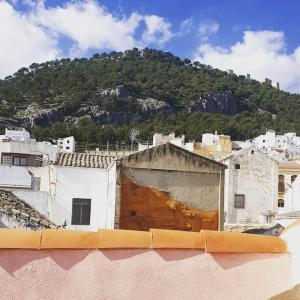 vistas a una ciudad con una montaña en el fondo en Bonito apartamento en el casco antiguo, en Jaén