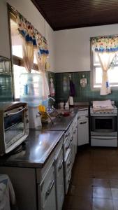 una cocina con fregadero y microondas. en Revivir "LA CASA DE LOS ABUELOS" en Montecarlo