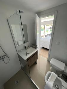 La salle de bains est pourvue d'un lavabo et d'un miroir. dans l'établissement SYRAH Premium B1 - Vistas al Parque by depptö, à Punta del Este