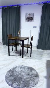 塞夫朗的住宿－Relax & Chill，地毯的房间里,餐桌和椅子