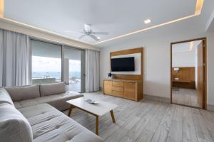 TV a/nebo společenská místnost v ubytování Izla Beach Front Hotel