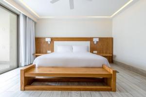 Postel nebo postele na pokoji v ubytování Izla Beach Front Hotel