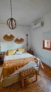 Un dormitorio con una cama grande y una lámpara de araña. en Inti, hospedaje de campo. en Arrecifes