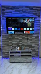 - TV de pantalla grande con un techador en Relax & Chill en Sevran