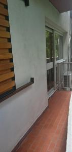 Habitación con escalera y suelo de baldosa. en Altos Mendoza Av Gutiérrez Cochera Gratis! en Mendoza