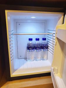 einen mit Wasserflaschen gefüllten Kühlschrank in der Unterkunft Sea Star Hostel in Yeosu