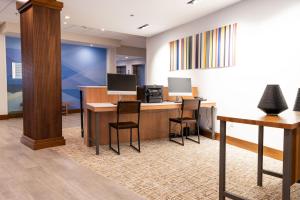un ufficio con scrivania, computer e sedie di Holiday Inn Express & Suites Dayton East - Beavercreek by IHG a Beavercreek Altre 25 foto