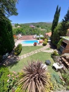 un patio trasero con piscina y jardín en Cerros Azules en Trapiche