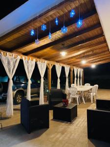 A seating area at Chalet in campagna