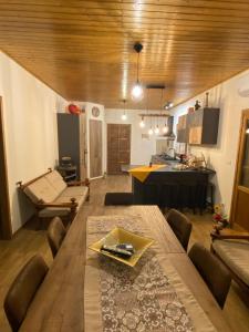 A seating area at Chalet in campagna