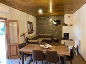 A seating area at Chalet in campagna