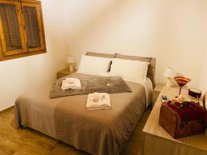 1 dormitorio con 1 cama con 2 toallas en Chalet in campagna, en Partanna
