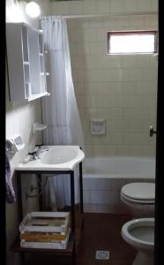 y baño con lavabo, aseo y bañera. en Casa Damiana Bariloche. en San Carlos de Bariloche