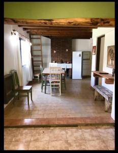 Habitación con mesa, sillas y cocina. en Casa Damiana Bariloche. en San Carlos de Bariloche