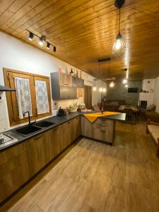 A kitchen or kitchenette at Chalet in campagna