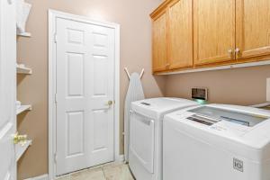 uma lavandaria com máquina de lavar e secar roupa em Entire 4-Bedroom Single Family Home near Rose Bowl em Pasadena