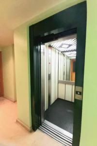 an empty hallway with a mirror in a room at Apartamento en el centro de zaragoza "EL RUBÍ DEL PILAR" in Zaragoza